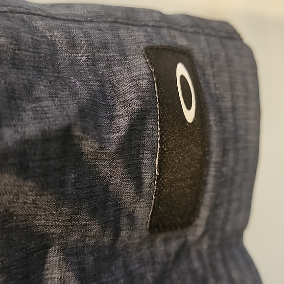 33 Oakley hybrid shorts - Picture 2 of 4